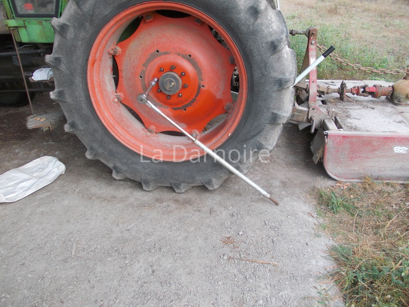 Removing the wheel nuts